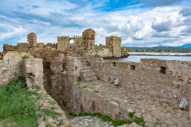 Mora 'daki küçük Yunan kasabası Methoni' deki eski Venedik kalesine bakın.