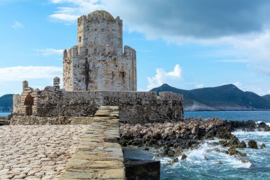 Mora 'daki küçük Yunan kasabası Methoni' deki eski Venedik kalesine bakın.