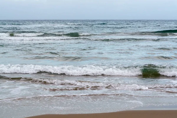 Kék Tenger Víz Hullámok Homokos Strand Látnivaló — Stock Fotó