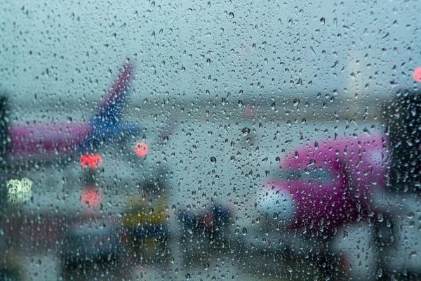 Utazás Rossz Időjárási Körülmények Között Koncepció Háttér Vízcseppek Ablakon Homályos — Stock Fotó