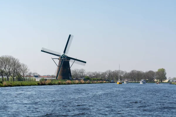 Vodní Cesty Kanály Severním Holandsku Lodí Pohled Tradiční Holandský Mlýn — Stock fotografie