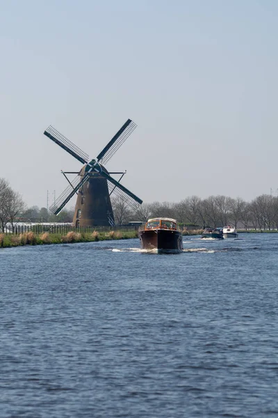 Vías Fluviales Canales Holanda Septentrional Con Barcos Vista Molino Tradicional — Foto de Stock