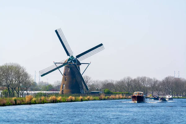 Vías Fluviales Canales Holanda Septentrional Con Barcos Vista Molino Tradicional — Foto de Stock