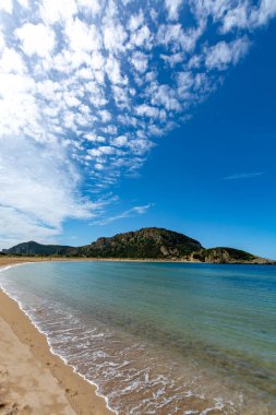 Voidokilia Plajı, Akdeniz 'in Messinia bölgesindeki popüler beyaz kum ve mavi berrak su plajı Yunan harfi Omega, Moreloponese, Yunanistan, tatil beldesi