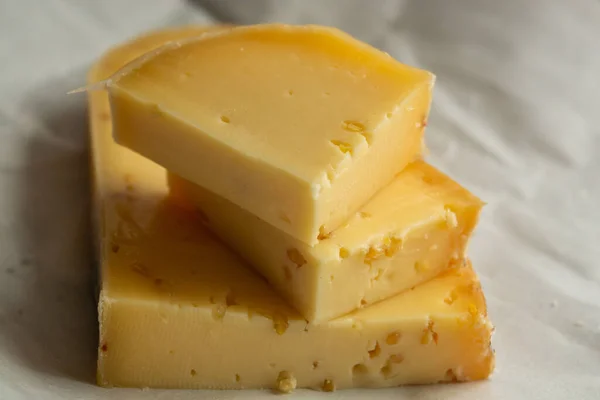 由僧侣在比利时修道院做的牛奶奶酪和茴香籽 — 图库照片