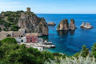 Kayalıklı kıyı şeridi ve Castellamare del Golfo yakınlarındaki derin mavi deniz doğal rezerv Zingaro, Sicilya, İtalya 'ya giriş yapıyor.
