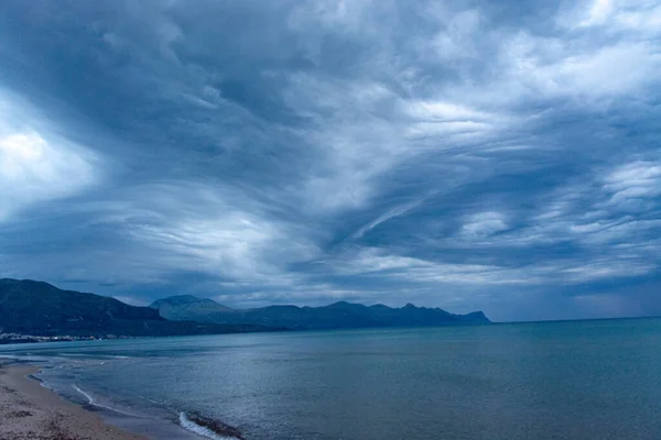 Cênicas Nuvens Cinza Azuis Durante Nascer Sol Sobre Costa Com — Fotografia de Stock