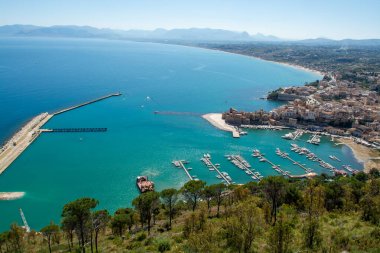 Eski küçük Sicilya sahil kasabası Castellammare del Golfo adanın batısında yer alır.
