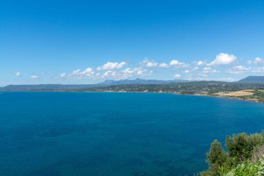 Yunanistan 'ın Mora kentinde küçük Yunan adaları ve Navarino koylarıyla manzara, yaz tatili beldesi, eko-turizm