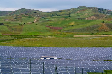 Enerji santrali güneş enerjisi, Sicilya, İtalya 'da güneş panelleri olan yeşil vadi