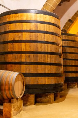 Eski meşe fıçıları olan eski şarap mahzeni, İtalya, Sicilya, Marsala 'da güçlendirilmiş kuru veya tatlı marsala şarabı üretimi