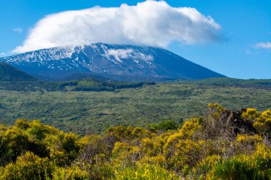 İlkbaharda İtalya 'nın Sicilya adasının doğu kıyısındaki Etna Dağı etkin stratovolcano manzarası