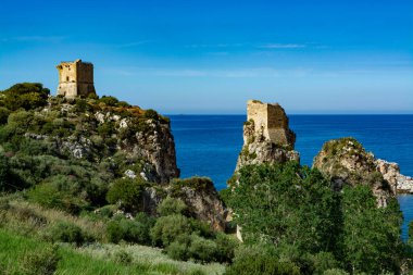 Kayalıklı kıyı şeridi ve Castellamare del Golfo yakınlarındaki derin mavi deniz doğal rezerv Zingaro, Sicilya, İtalya 'ya giriş yapıyor.