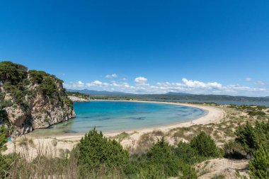 Voidokilia Plajı, Akdeniz 'in Messinia bölgesindeki popüler beyaz kum ve mavi berrak su plajı Yunan harfi Omega, Moreloponese, Yunanistan, tatil beldesi
