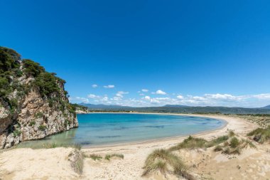 Voidokilia Plajı, Akdeniz 'in Messinia bölgesindeki popüler beyaz kum ve mavi berrak su plajı Yunan harfi Omega, Moreloponese, Yunanistan, tatil beldesi
