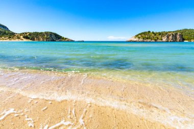 Voidokilia Plajı, Akdeniz 'in Messinia bölgesindeki popüler beyaz kum ve mavi berrak su plajı Yunan harfi Omega, Moreloponese, Yunanistan, tatil beldesi