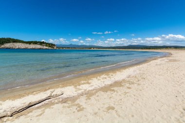 Voidokilia Plajı, Akdeniz 'in Messinia bölgesindeki popüler beyaz kum ve mavi berrak su plajı Yunan harfi Omega, Moreloponese, Yunanistan, tatil beldesi
