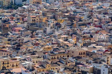 Eski küçük Sicilya sahil kasabası Castellammare del Golfo adanın batısında yer alır.