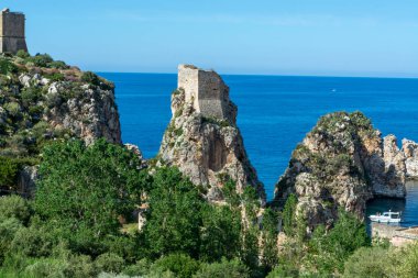 Kayalıklı kıyı şeridi ve Castellamare del Golfo yakınlarındaki derin mavi deniz doğal rezerv Zingaro, Sicilya, İtalya 'ya giriş yapıyor.