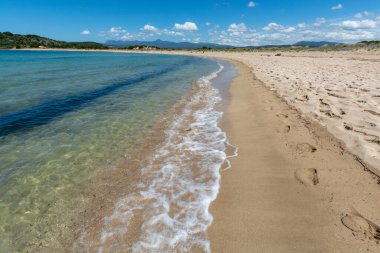 Voidokilia Plajı, Akdeniz 'in Messinia bölgesindeki popüler beyaz kum ve mavi berrak su plajı Yunan harfi Omega, Moreloponese, Yunanistan, tatil beldesi