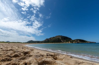 Voidokilia Plajı, Akdeniz 'in Messinia bölgesindeki popüler beyaz kum ve mavi berrak su plajı Yunan harfi Omega, Moreloponese, Yunanistan, tatil beldesi
