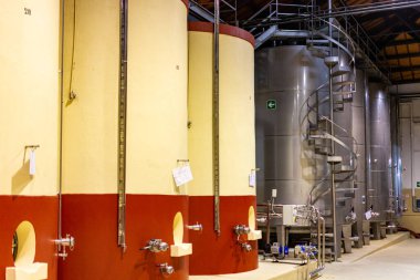 İtalya 'da modern şarap üretimi, şarap fermantasyonu için beton tanklar...