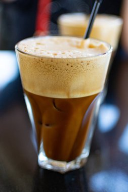 Geleneksel Yunan soğuk kahvesi Sudan köpük, hazır kahve ve buzdan yapılmış Frappe yakın plan
