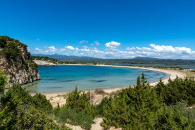 Voidokilia Plajı, Akdeniz 'in Messinia bölgesindeki popüler beyaz kum ve mavi berrak su plajı Yunan harfi Omega, Moreloponese, Yunanistan, tatil beldesi
