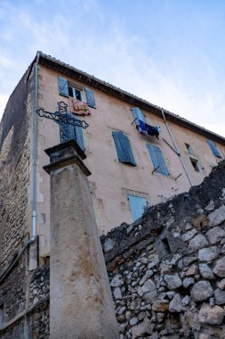 Güneşli bir günde Provence 'deki geleneksel ve ortaçağ evleri, Güney Fransa, tatil ve turizm beldeleri