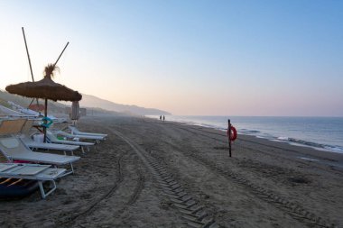 Seascape, sabahın erken saatlerinde Sperlonga ve Terracina, Lazio, İtalya 'nın kumlu sahilleri yakınlarındaki Tyrhenian Denizi üzerinde gün doğumunda.