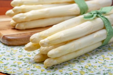 Taze pişmemiş beyaz kuşkonmaz, yeni hasat, yakın çekim.