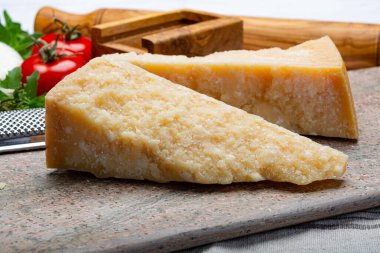 Peynir koleksiyonu, İtalyan parmesan peyniri. İki parça halinde.