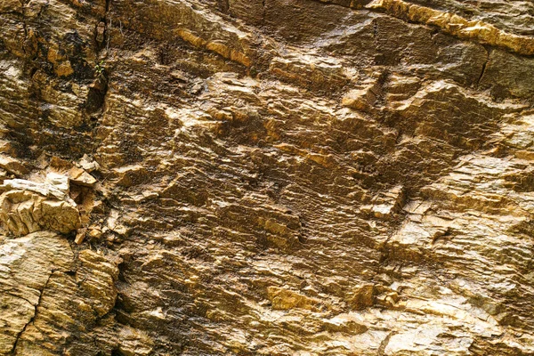 金色の鉱物岩のテクスチャを持つ抽象的な背景がコピースペースを閉じます — ストック写真