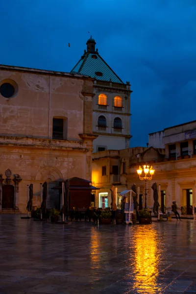 意大利西西里 马尔萨拉老街 夜雨中 街灯反射 — 图库照片