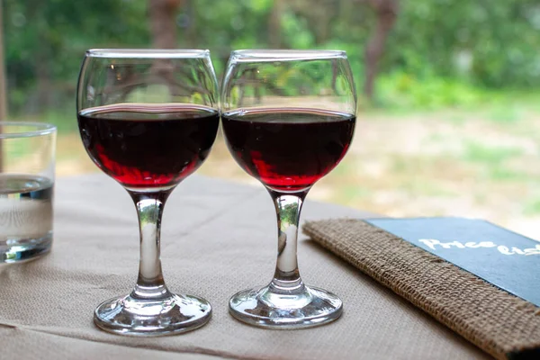 赤ギリシャワインはネメア地方のガラスです ワインの試飲 閉じる — ストック写真