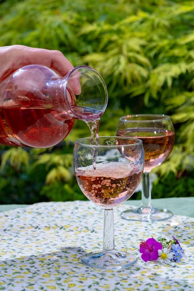 Jarra Vino Copas Con Vino Rosa Frío Flores Silvestres Verano — Foto de Stock