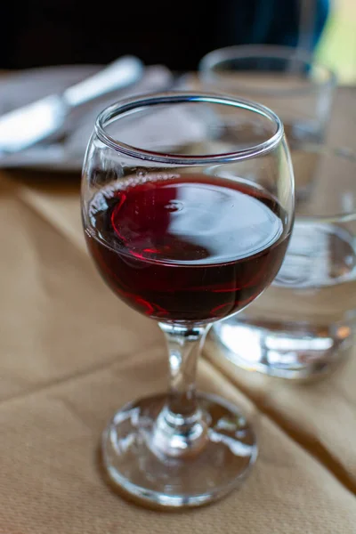 Κόκκινο Ελληνικό Κρασί Είναι Ποτήρι Από Την Περιοχή Της Νεμέας — Φωτογραφία Αρχείου