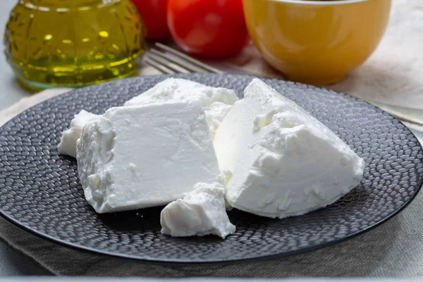 Siyah Tabakta Taze Beyaz Tuzlu Feta Peyniri — Stok fotoğraf