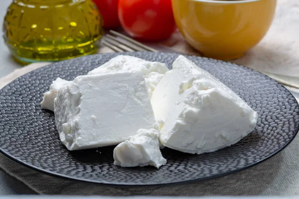 Jovem Fresco Macio Branco Salgado Queijo Feta Placa Preta — Fotografia de Stock