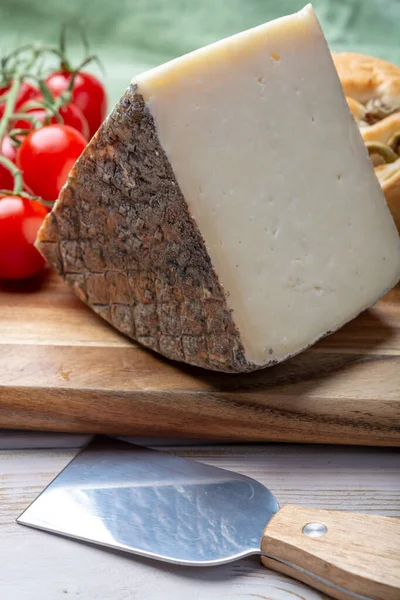 Queso Italiano Trozo Queso Oveja Pecorino Toscano Maduro Servido Con — Foto de Stock