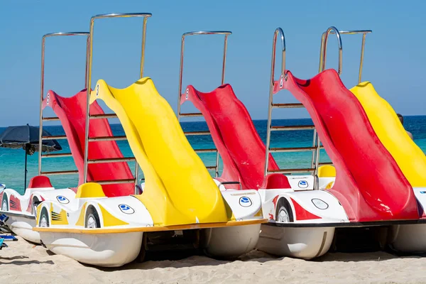 Barcas Pedales Colores Con Toboganes Alquiler Playa Arena Con Agua — Foto de Stock