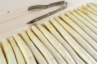 Yeni beyaz kuşkonmaz hasadı, yüksek kaliteli çiğ kuşkonmaz bahar mevsiminde masada hazır, yakın pişirmeye hazır.