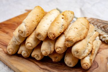 Susamlı buğday hamurundan yapılmış küçük İtalyan ekmeği ruloları.