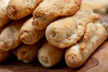 Susamlı buğday hamurundan yapılmış küçük İtalyan ekmeği ruloları.