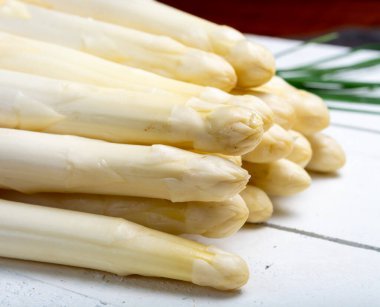 Yüksek kalite beyaz kuşkonmaz, yakın mesafeden pişirmeye hazır.