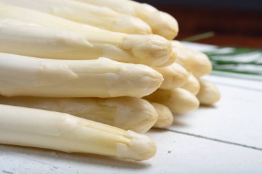 Yüksek kalite beyaz kuşkonmaz, yakın mesafeden pişirmeye hazır.