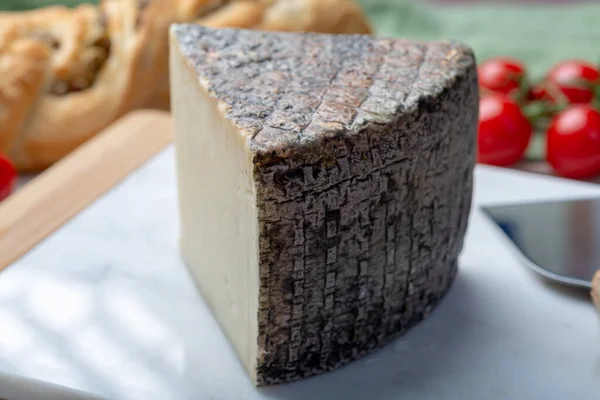 Italienischer Käse Stück Reifer Toskanischer Pecorino Schafskäse Serviert Mit Olivenbrot — Stockfoto
