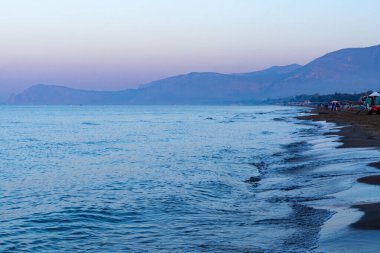 Seascape, sabahın erken saatlerinde Sperlonga ve Terracina, Lazio, İtalya 'nın kumlu sahilleri yakınlarındaki Tyrhenian Denizi üzerinde gün doğumunda.