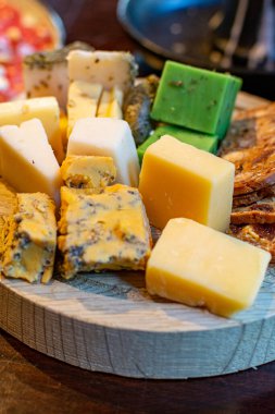 Tahta tahtada çeşitli Hollanda peynirleri var. Akşam yemeğinde tatlı olarak servis ediliyor.