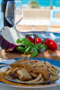 Geleneksel Busiata makarna ve Sicilya sebzeli, Viola patlıcanlı, domatesli Sicilya makarna tabağı terasta kapımıza deniz manzaralı servis edildi.